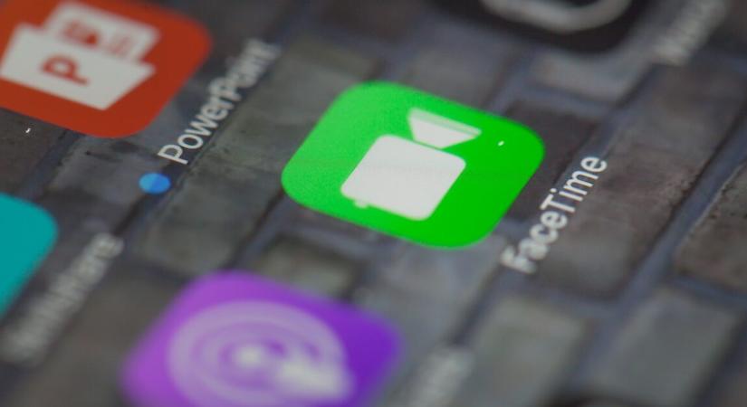 FaceTime-hívás közben halt meg egy 15 éves fiú – fának csapódott és kigyulladt az autója