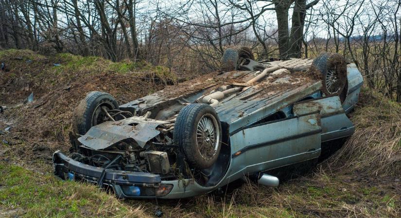 Fejjel lefelé állt meg az árokban egy személyautó Fábiánsebestyén közelében