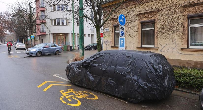 Ponyvával takarod le az autódat, hogy ne kelljen parkolódíjat fizetni: működőképes trükk, vagy csak tévhit?