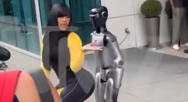 Carbi B egy robottal incselkedett, majd eldőlt, mint egy zsák