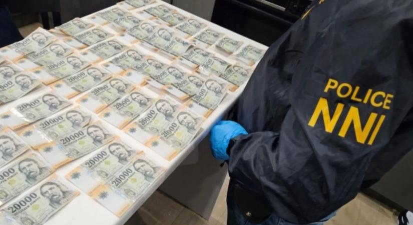 Drogot is adtak a használt autó mellé egy debreceni kereskedésben