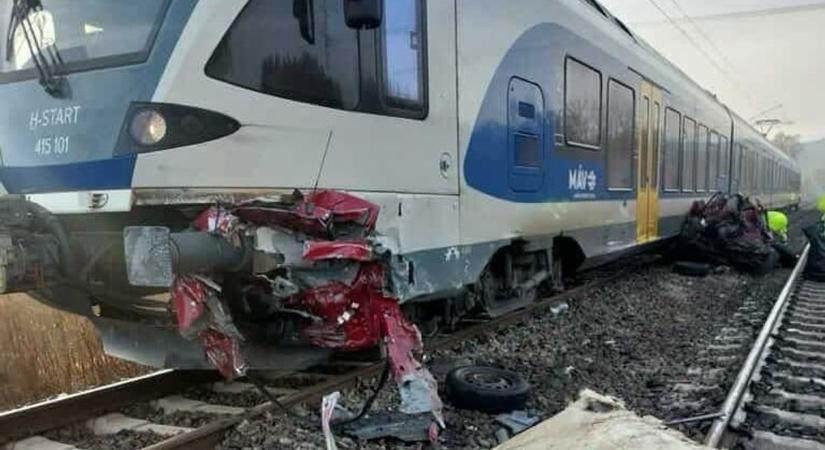 Semmi nem maradt a vonattal ütköző autóból, ami miatt állt a forgalom a hatvani vonalon