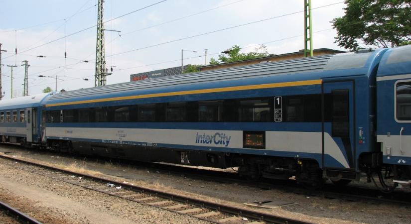 Egy InterCity vécéjében unatkozva - Selmeci János jegyzete