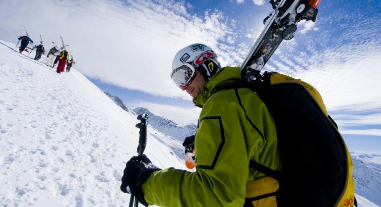 Bemutatkozik egy új olimpiai extrém sport, ahol a hátukon cipelik a sítalpakat