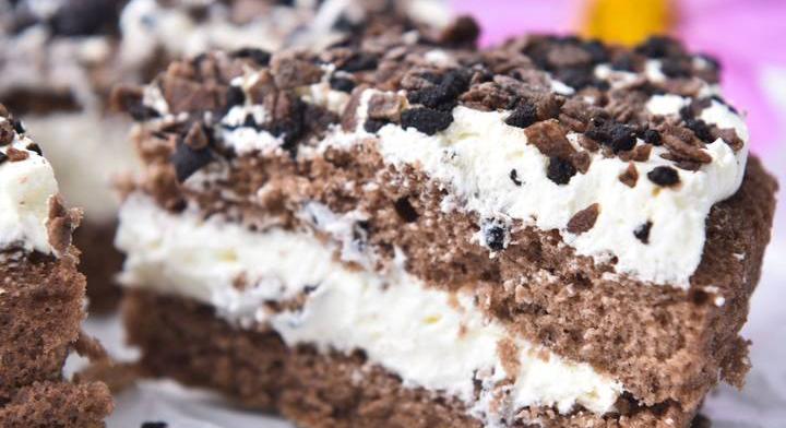 Házi csokitorta lágy mascarponés krémmel: pihe-puha piskótából