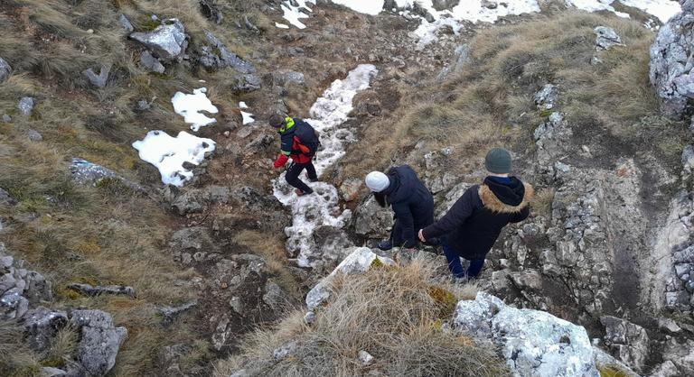 Medve elől menekült két magyar turista Székelykőn, egy meredek szakaszon rekedtek