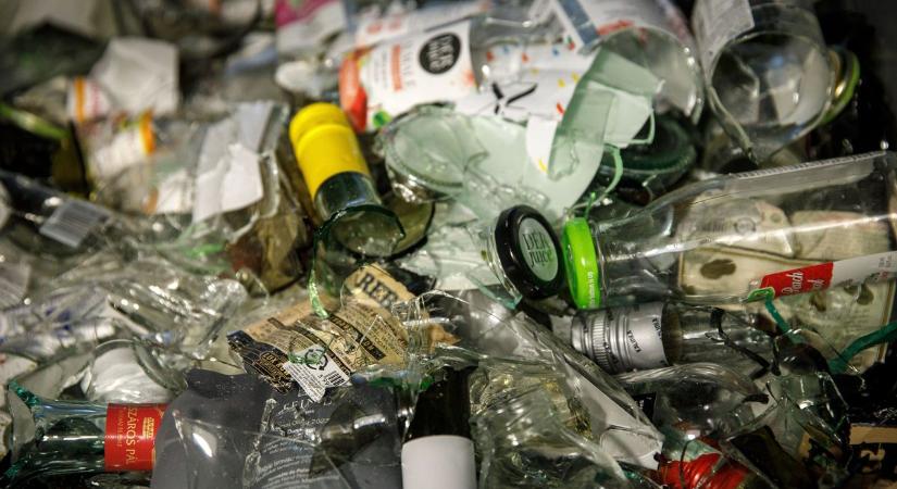 Elképesztő mennyiségű palack gyűlt össze (videó)