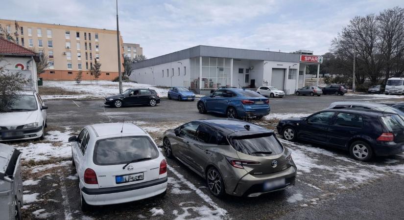 Olvasónk kiakadt: ha megszűnik a városrészen a bolt, hová menjenek?