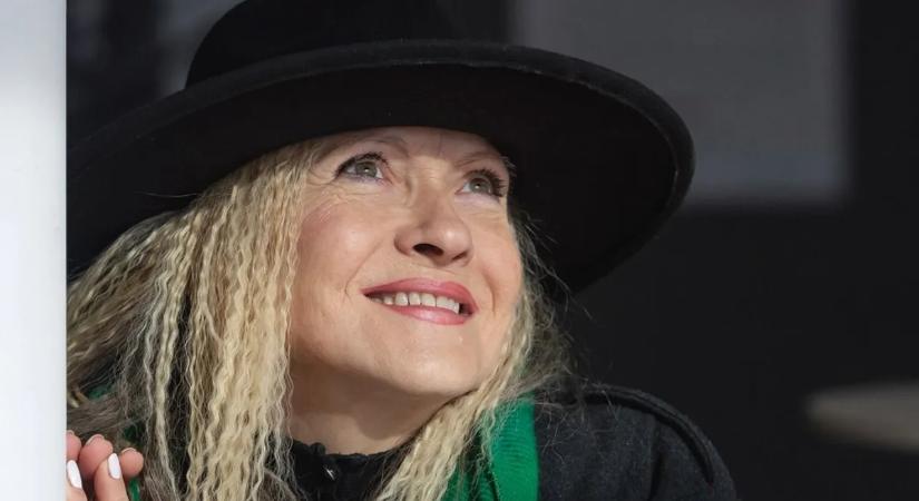 73 éves lett, de 37-nek néz ki: Marcellina bomba formában ünnepelt