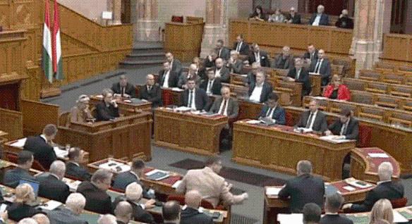 Újabb gyomros a Fidesznek: akkora a leiratkozási hullám, hogy aligha lesz német nemzetiségi képviselő a parlamentben