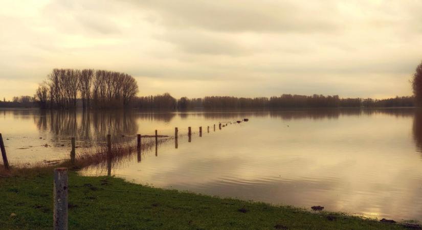 Árad az Ipoly, lezárták a magyar–szlovák határátkelőt