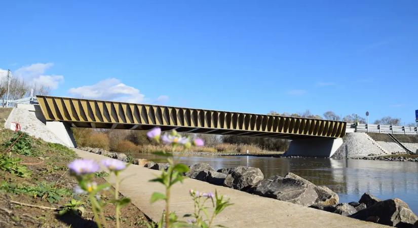 Rendkívüli esemény: Lezártak egy hidat a magyar-szlovák határon