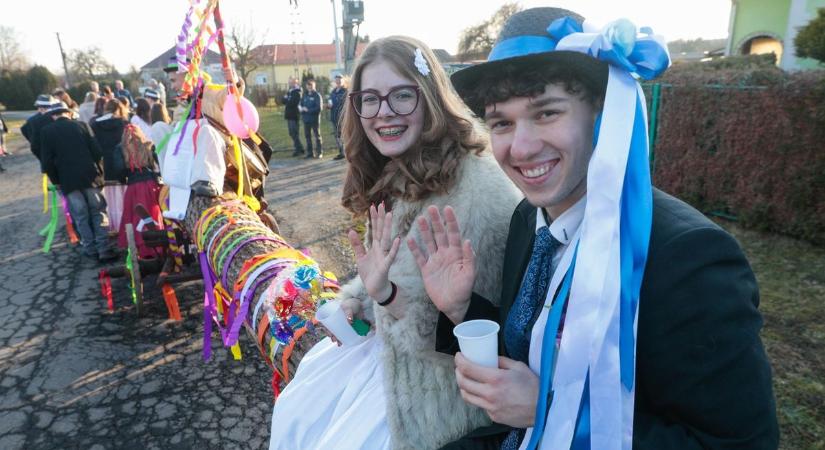 Oltár elé lépett Hanna és Áron a hegyháthodásziak farsangi rönkhúzásán - fotók