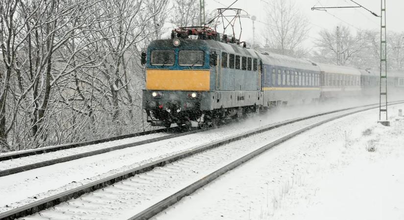 Darabokra szagatta a sínekre hajtó autót a vonat Isaszeg mellett – képek