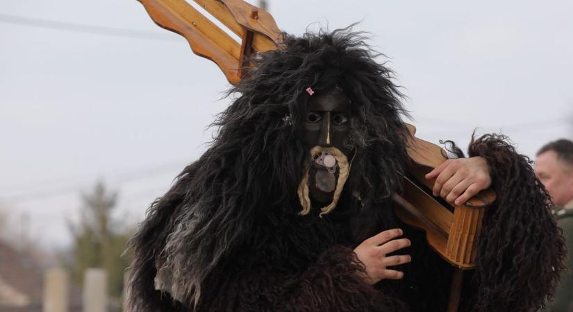 A valaha látott legnagyobb kereplővel űzték el a telet Enyingen (galéria, videó)