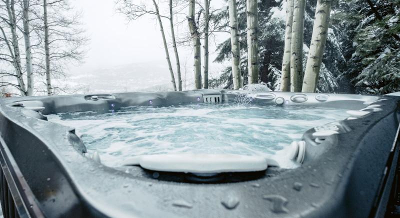 A téli jakuzzizás 3 legnagyobb előnye