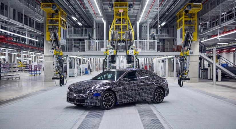 Münchenben megkezdték az új BMW szedán próbagyártását
