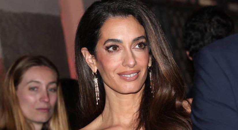 Amal Clooney pánt nélküli, testhezálló estélyiben pompázott férje oldalán: ilyen karcsú az alakja