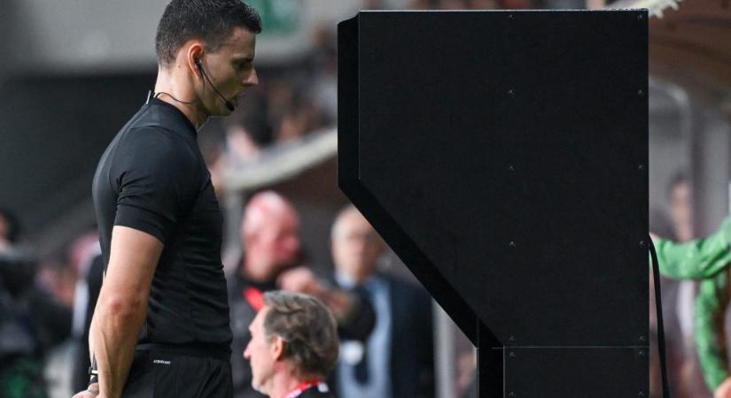 Külföldön próbálkoznak, itthon még hiányzik: miért nem mondják be az NB I-es meccseken, milyen döntést hozott a VAR?