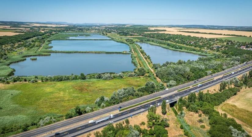 Durrdefekt az autópályán, sorsdöntő percek baleset után (videó)