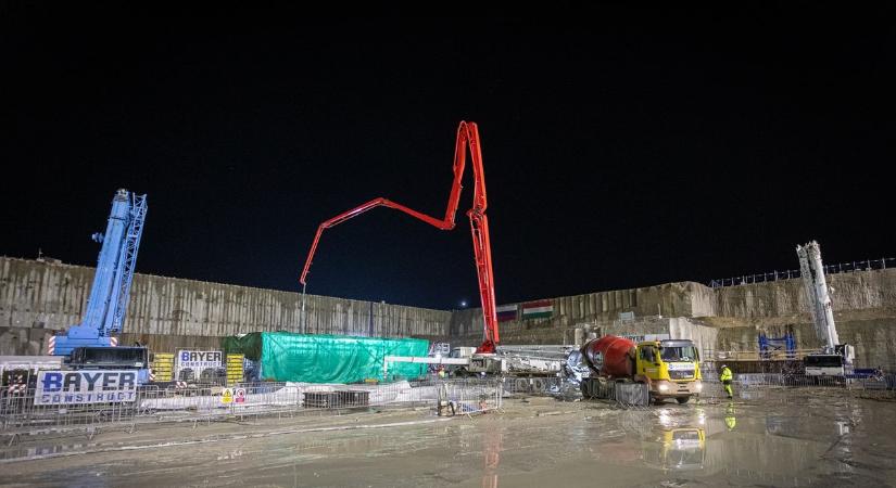 A munka azóta sem állt le Pakson, folyik a beton