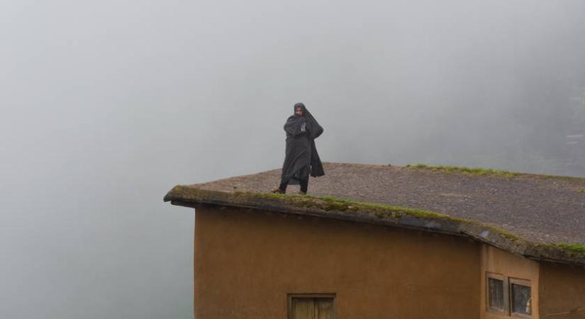 Több százan élnek a háztetőn ebben a faluban: lehetetlen bejutni autóval