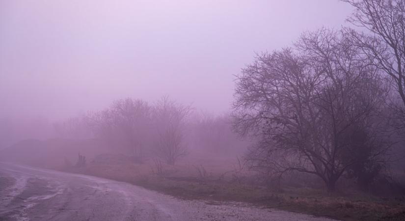 Videón, ahogy ködtenger lepi el Füzért és környékét