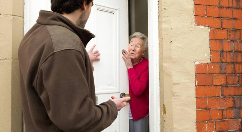 Nagyon vigyázz, ha ezzel az indokkal csöngetnek be hozzád: új trükk terjed a betörők körében