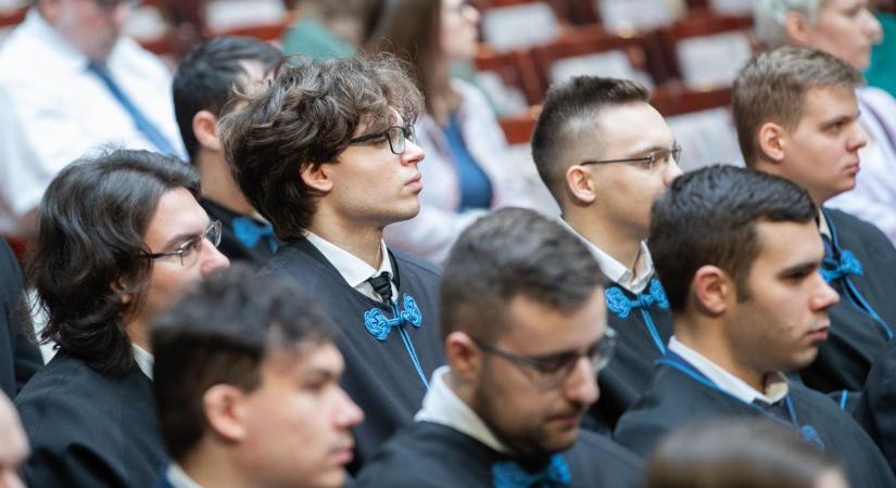 Két kar, egy mérföldkő – Ünnepi pillanatok a Pannon Egyetemen (galéria)