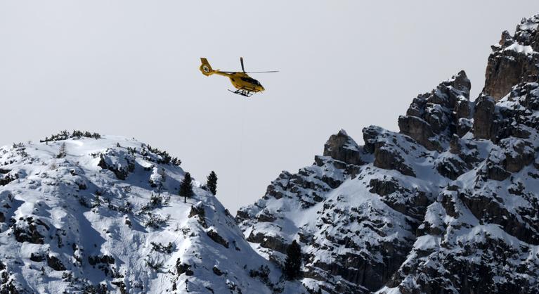 Videón, ahogy mentőhelikopter viszi el a hatalmasat bukó Lindsey Vonnt