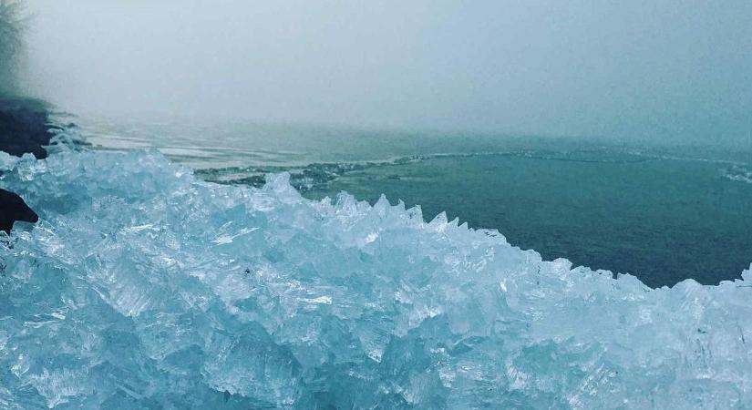 Ilyet még senki sem látott a Balatonon, videón a döbbenetes, vakondtúrásszerű jelenség