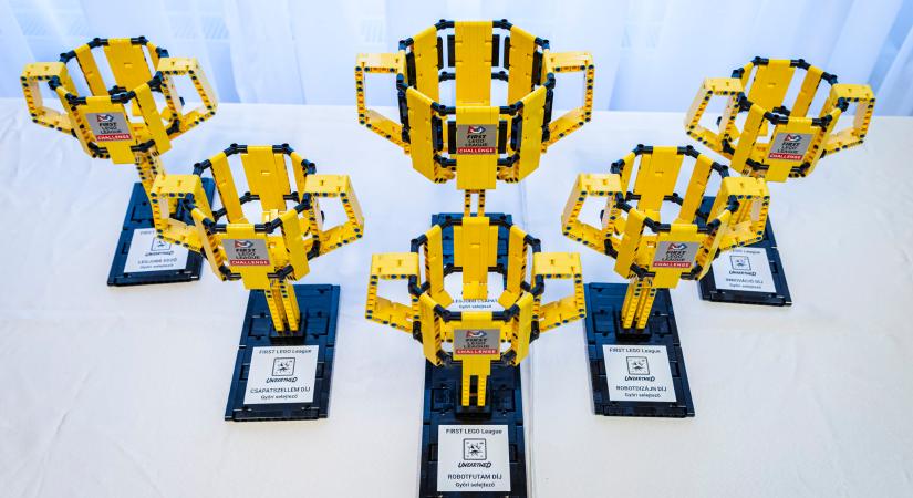 Játék és tanulás: LEGO-robotokkal versenyeztek a diákok a Széchenyi István Egyetemen