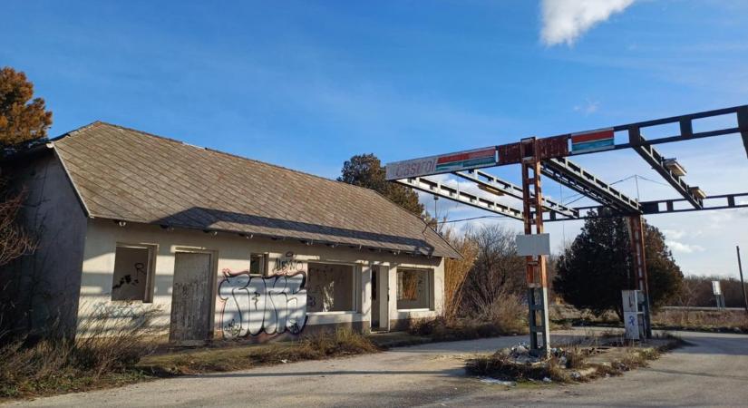 Mit keres egy elhagyott, pusztuló benzinkút a Vértes kapujában?