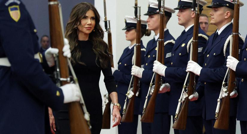 A kameráknak és Trumpnak játszik a Minneapolisba küldött ICE-fegyveresek főnöke