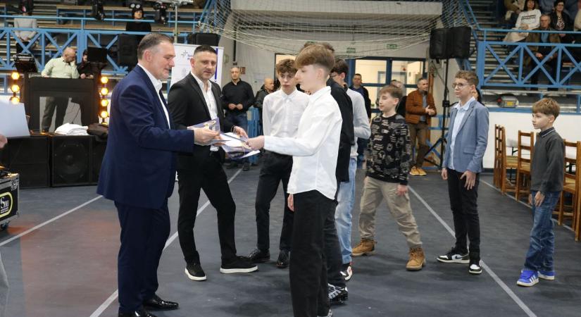 Bállal és kitüntetésekkel ünnepelte kiváló sportolóit Kalocsa – fotók