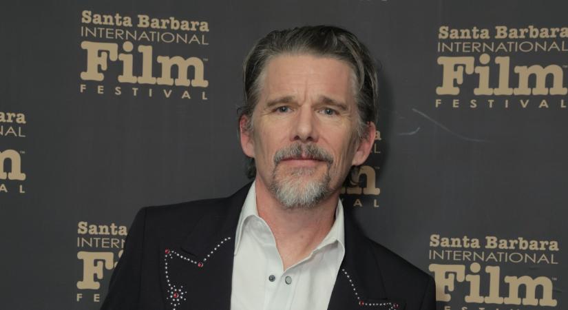 Ritka fotón Ethan Hawke és fiatalabb gyerekei – Lányai is elkísérték egy díjátadóra