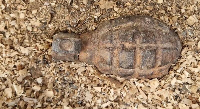 Riadó Nagyenyeden: Két kézigránátot találtak az út mentén