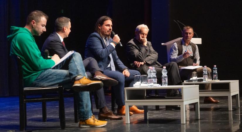 Kínos hiányzás a veszprémi vitán: a Tisza nem ment el, a DK-s Hrabovszki László viszont vastapsot kapott