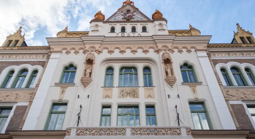 A pécsi Postapalota gyönyörű Kádár-címere