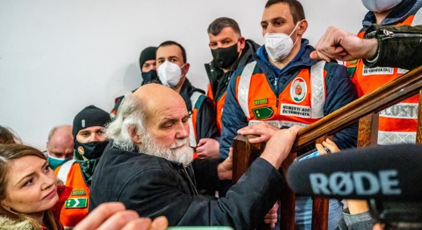 Tiltakozók kísérik el Iványi Gábort, aki hétfőn hivatalos személy elleni erőszak miatt áll bíróság elé