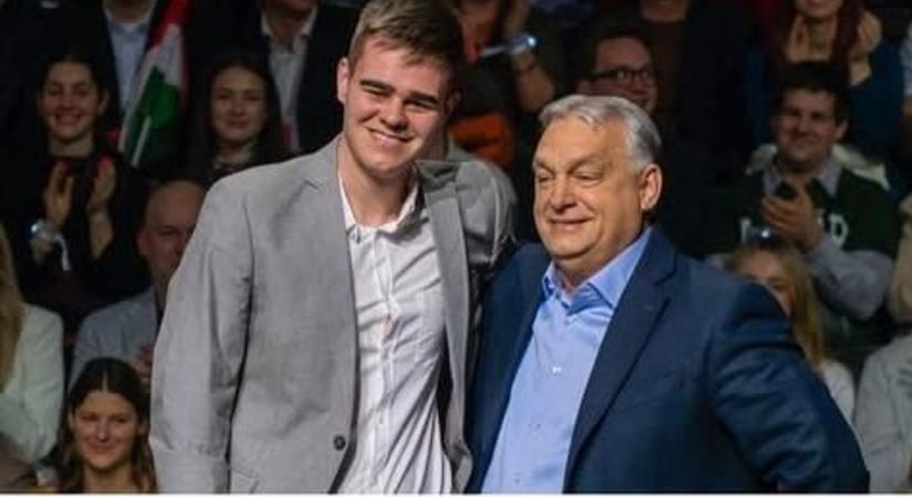 Ki az a titokzatos fiú, akit tegnap Orbán Viktor köszöntött Szombathelyen?