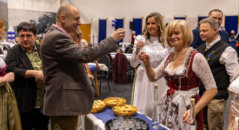 Harmincadik alkalommal telt meg a sportcsarnok: jubileumi svábbál Tarjánban  Fotók, videó
