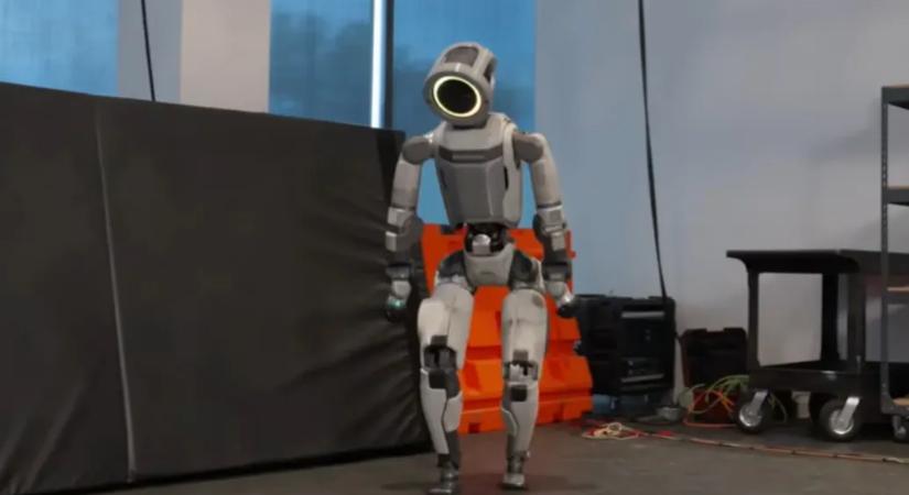 Hátraszaltózni és cigánykerekezni is tud a Boston Dynamics új robotja