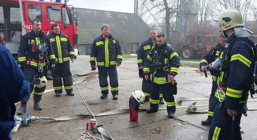 Eltűnt egy ember, dőlt a füst a szorosadi épületből