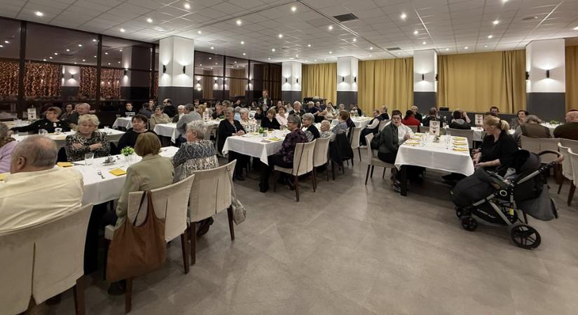 Rászorulók vacsoráztak a fizetős bálozók helyett egy soproni hotelben