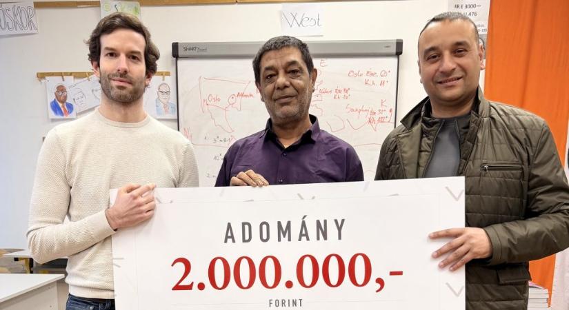 Kétmillióért kelt el árverésen a Lázár János fejét formáló vécékefe