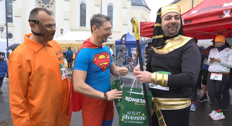 Esőben is maskarában