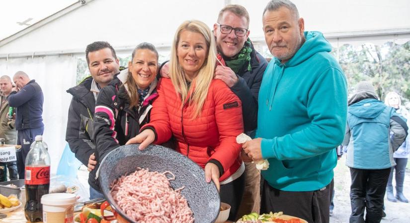 Hatodik alkalommal szervezték meg a Kádártai Kolbászolást (galéria  videó)