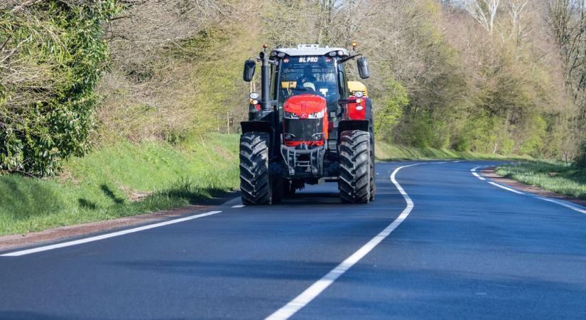 Felkészültél? Jönnek a lassú óriások: hamarosan ellepik az utakat a traktorok