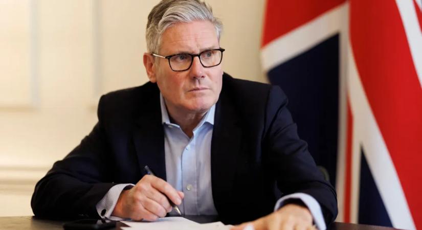 Keir Starmer vezéráldozattal próbálja menteni az Epstein-akták miatt billegő székét